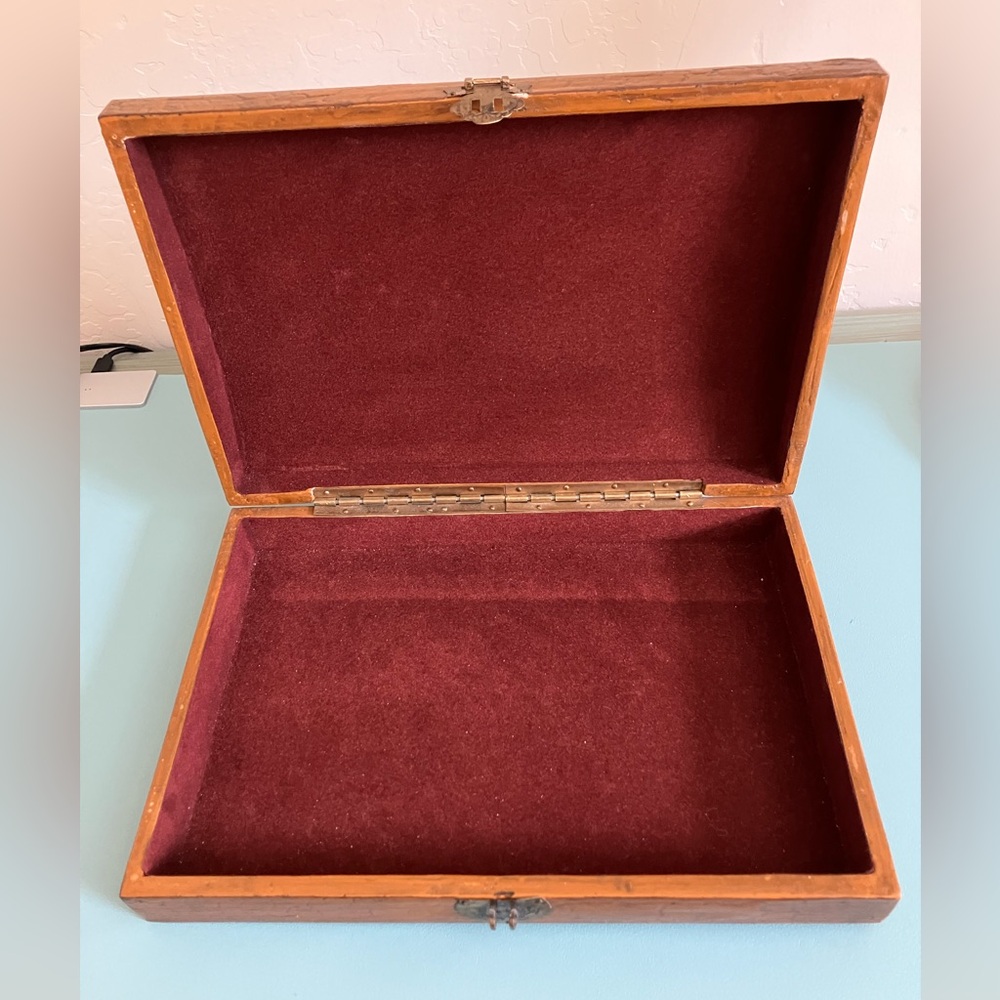 Vintage Hand-Painted Floral Wooden Jewelry Box. Hinged lid w/velvet interior. - Picture 4 of 5